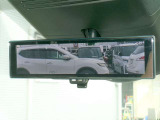 インテリジェント・ルームミラー。ルームミラーに、リヤカメラの車両後方映像を表示。世界初の新技術で、荷物や人で見えづらかった後方視界がクリアに!