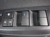 もちろん全席パワーウインドー付。運転席から操作できて便利です。