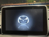 【マツダコネクトナビ】車内の雰囲気にマッチした一体型タイプのナビ。各種車輌設定やBluetooth再生等、様々な機能が楽しめます。直感的なダイヤル操作が可能で、使い勝手も良好です。