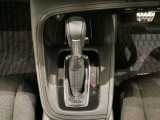 CVT車のセレクトレバーです。低速から高速まで、変速ショックのないスムーズな走りと、エンジン効率のよい領域を維持して燃費にも貢献します。