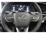 レーダークルーズコントロール(全車速追従機能付)が装備されています。高速道路で定速走行だけでなく、0km/hから約100km/hの広い範囲で先行車との車間距離を適切に保ちながら追従走行ができます。