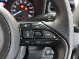 アダプティブクルーズコントロール機能付きです。走行中に先行車の様子を検知しながら、設定した車速の範囲内で先行車との距離のキープを支援します。詳細は販売店スタッフまでおたずねください。