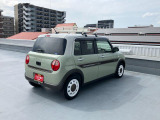右斜め後ろからの特徴的なフォルム。狭い路地裏でも運転しやすそうな小回りが利くコンパクトボディ♪