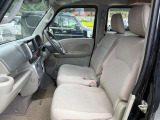 《運転席・助手席》運転席の足もともゆったりで長距離ドライブでも快適に★