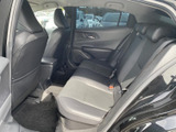 後席からの眺めも良好。ゆったりとしたスペースで、リラックスした車内時間を過ごせます。快適な移動をサポートします。