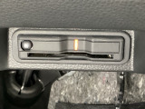 ハンドルの真下にETCがついています。高速道路の料金所の通過も楽々です。カードの取り出しもしやすい場所についています。