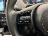 ステアリングにオーディオ操作スイッチが付いています。オーディオ画面に直接タッチしなくても操作が出来ますので、運転に集中できます。