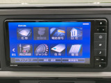 停車中には、TVでエンターテイメントをお楽しみいただけます。長距離移動のお供に最適です。家族や友人と楽しい時間を過ごせる一台ですよ。