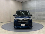 お車購入のポイントとなるフロントマスクです!シャープな目つきが印象的なデザインのヘッドランプです。
