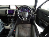 革巻きステアリングで快適な操作性の運転席です。