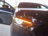 アダプティブLEDヘッドライト カメラや車速センサーと連動して、ハイ、ロー、ワイドローのLEDライトを常に最適な配光に自動制御する優れものです!
