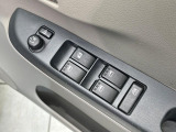 【電動格納ミラー】サイドミラーは電動格納式となっており、狭い駐車場でもキズがつくリスクを抑えられます。
