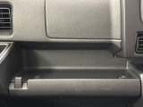 助手席側のインパネは多機能!間口の広くて使いやすいトレイや何かと工具や買い物袋を掛けれる便利なフック付き!
