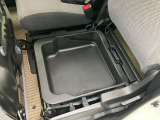☆シートアンダーボックス!小物を収納すれば車内スッキリ!助手席にスーパーの袋を置くと、ブレーキを踏んだ瞬間に倒れて散らばってしまう事ってありませんか?ここに買物袋を置けば、そんな心配も必要ありません☆