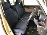 運転席の座面高さを調整できるシートリフターが付いています。フロントシートはベンチシートを採用で、座面も広く使い勝手もいいですよ♪