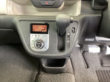 足元スッキリ、インパネシフトです。パーキングブレーキはフットブレーキタイプなので、運転席と助手席の間がスッキリしています。