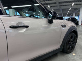 MINIのドアノブは、クラシカルな雰囲気を醸し出す上品なクロームメッキ仕上げと、しっかりと握れる伝統的なグリップ型が特徴です。レトロさと高い質感を両立し、触れるたびに愛着が湧くデザインです。