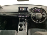 車内は光触媒抗菌消臭施工済です。インパネ周りはスタイリッシュなデザインで機能や装備も充実しています。グローブボックスやカップホルダーのほかにトレーなどたくさんの収納スペースが付いています。