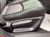 運転席にはドライバーの体型や好みに応じて前後方向だけでなく、高さの調整ができるシートリフターを装備!