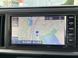 鮮明な地図表示で、運転中でも視認性が高いのが特徴です。細部までくっきりと表示されるので、初めての道でも迷うことなく目的地に到着できます。
