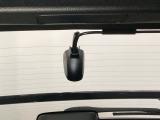 後方にもドライブレコーダーのカメラが付いています。前後両方でお車の周りを監視・記録いたします。