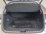 とても広々、大きな開口部の荷室スペースですね。 開口部広々だから、大きな荷物も楽々収納出来ちゃいますね。 荷物スペースは広いほうがいいですよね。