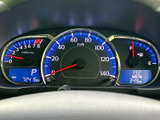 視認性の高いメーター類で、運転に必要な情報を的確に把握できます。直感的な操作で、安全運転をサポートします。