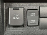 アクセサリーソケット、4WDスイッチ。