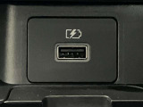 USB電源ソケットが前席中央にあり、便利に使えます☆