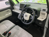開放感のある明るい室内空間。シンプルで使いやすいデザインが特徴的です。運転席からの視界も良好で、運転に集中できます。