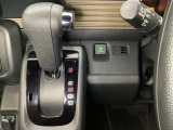CVT車のセレクトレバーです。低速から高速まで、変速ショックのないスムーズな走りを実現するとともに、エンジン効率のよい領域を維持することで燃費にも貢献します。