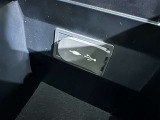 充電用USB端子付き。スマートフォンなどの充電に便利です。