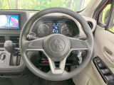 インテリアに合わせたデザインのステアリングは、運転される方のことも考え、運転しやすい形状、大きさです。是非一度、実際に触ってお確かめください。