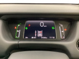 デジタル表示のスピードメーターとタコメーター、燃費やオドメーターなどの表示の他に、ホンダセンシング機能などの表示もできる多機能なマルチインフォメーション・ディスプレイです。