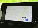 見やすい地図表示で、スムーズなナビゲーションを実現。渋滞情報もリアルタイムで確認でき、最適なルートを提案してくれます。