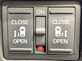 【両側スライドドア】駐車場で隣の車との間隔が狭く乗りにくい時、スライドドアなら安心!ドアオープン時も幅を取らず、開口部が広いので乗り降りがとっても簡単です。大きな荷物の出し入れも後席から可能♪
