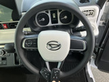 握りやすいステアリングで、快適なドライビングをサポート。操作性にも優れ、スムーズな運転を実現します。
