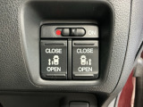狭い所でも乗り降り楽々な両側電動スライドドアです!簡単にドアの開閉が出来る為女性やお年寄りにも優しく、荷物で手が塞がった時なども大変便利です!