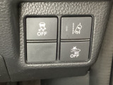 Hondaセンシング用の、VSA(ABS+TCS+横滑り抑制)解除と路外逸脱抑制機能のオンオフスイッチなどはハンドルの右側に装備しています。
