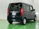 後席の窓には外から車内が見えにくくなるプライバシーガラスを採用。周りを気にせずリラックスして過ごせます
