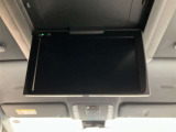 後席大型天吊モニター付きです。後付けも出来る場合がありますが、最初からついているこの物件はうれしいですね。