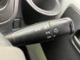 操作しやすい位置に配置されたウインカーレバーです。シンプルな操作性で、運転に集中できます。日常の運転をサポートする頼もしい装備が整っています。