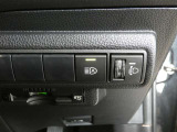 オートマチックハイビーム装備です。先行車や対向車のライトを認識し、ハイビームとロービームを自動で切り替える機能です。夜道の視界を確保します。詳細は販売店スタッフまでおたずねください。