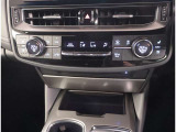 お車のキーはスマートキーです。キーを身につけた状態で車に近づき、ドアロックの解錠や施錠操作が出来ます。雨の日など両手がふさがっている時など、とっても便利ですね。