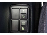 ECOモードはエアコンの利きなどを抑え、低燃費で走れるようにサポートします。EVモードはモーターのみで動くので、夜間などの静かに走行したい時に便利です。(EVモードは一定速度を超えると解除されます)