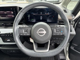 握りやすい形状のステアリングで、快適なドライビングを実現。操作性にも優れ、運転をサポートします。