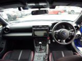シンプルで機能的な運転席まわり。車お操作することを重視したインテリア。