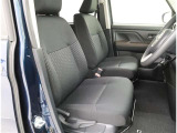 運転席・助手席まわりです。ゆったりと座って頂けるシートで快適です。