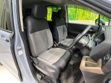 運転席まわりには十分なスペースがあり、大柄な方でもゆったり運転していただける環境です。