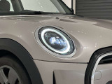 ひと目でMINIとわかる、アイコニックな丸目LEDヘッドライト。